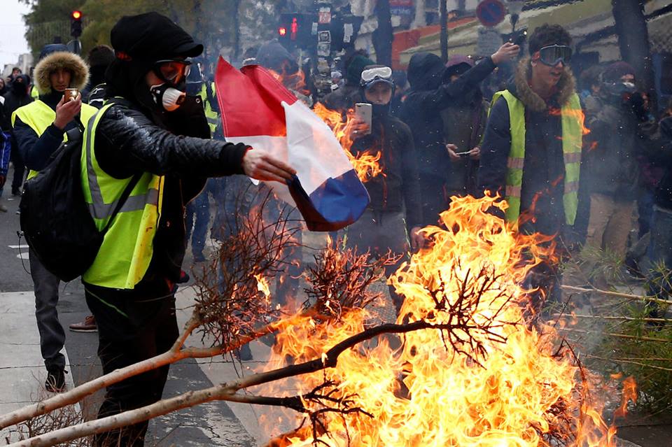 Gilets Jaunes : il est toujours bon de faire trembler les rois Jiletennoù melen : Ar roueed a greenn en o ziez.