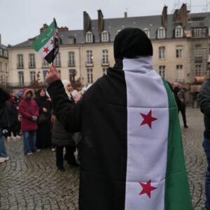 Rennes: les Syrien-nes célèbrent la chute du Régime, les Kurdes défendent l'avenir du Rojava