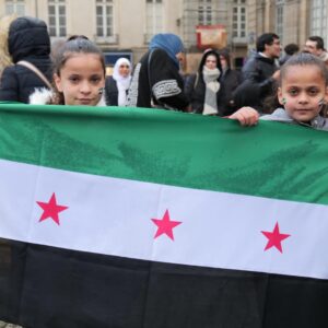 Comme partout dans le monde, les Syrien-nes ont fêté dimanche, dans la liesse, à Rennes, la chute inespérée du Régime sanguinaire de Bachar al-Assad