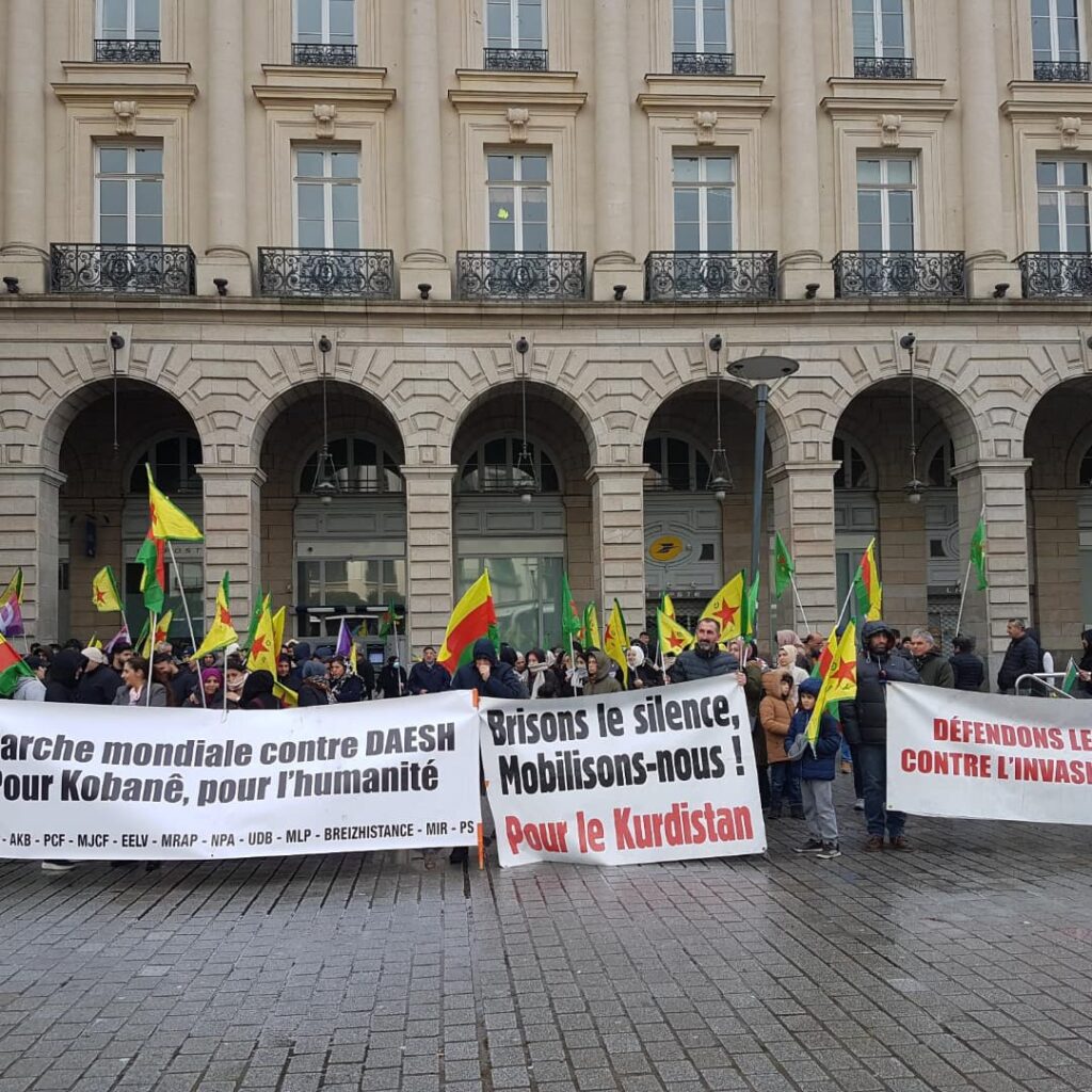 Samedi, ce sont nos amis Kurdes qui manifestaient face à la nouvelle agression criminelle turque sur Manbij et le Rojava.